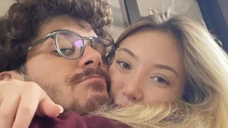 Aşka geldi! Dudak dudağa poz