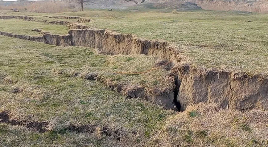 Ceyhan Nehri kıyısında deprem sonrası büyük yarıklar oluştu Ceyhan Nehri kıyısında deprem sonrası büyük yarıklar oluştu