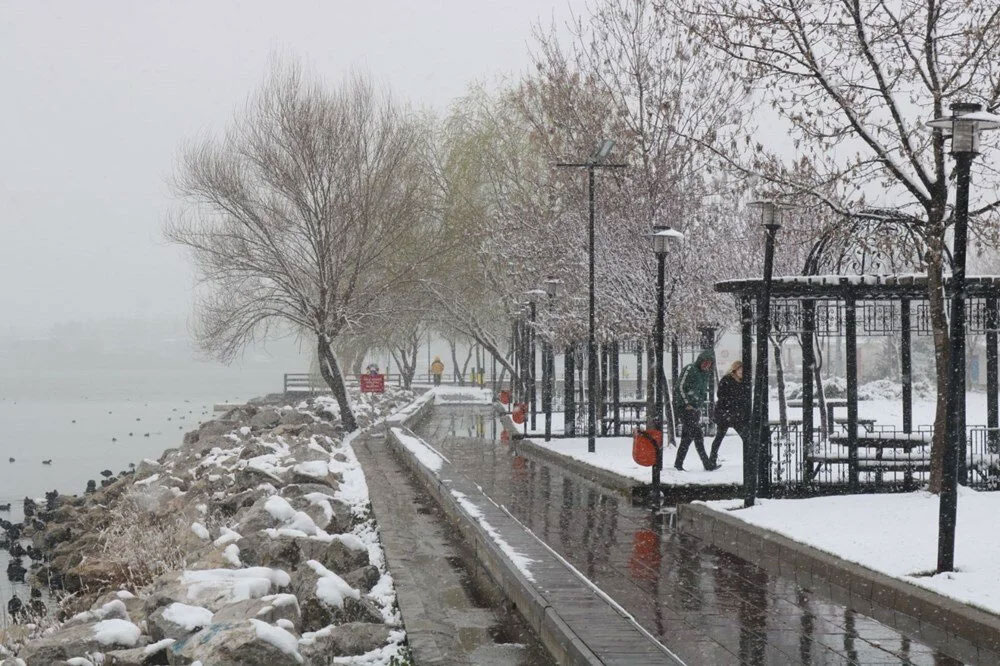 Termometreler -9 dereceyi gösterdi: Havuzlar dondu Termometreler -9 dereceyi gösterdi: Havuzlar dondu