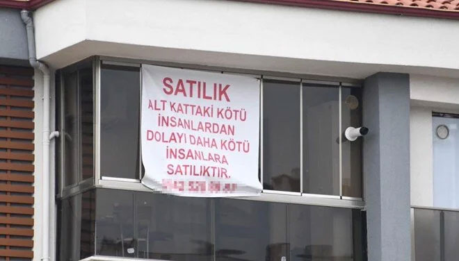 Komşularına kızdı, ‘Daha kötü insanlara satılıktır’ yazıp evini satışa çıkardı