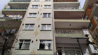 Balkonu çöken bina tahliye edildi! Kolonlarından deniz kabuğu çıktı