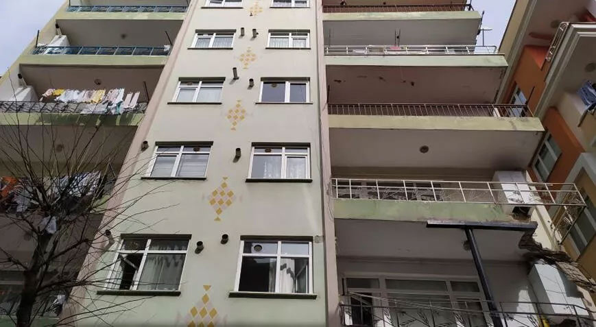 Balkonu çöken bina tahliye edildi! Kolonlarından deniz kabuğu çıktı