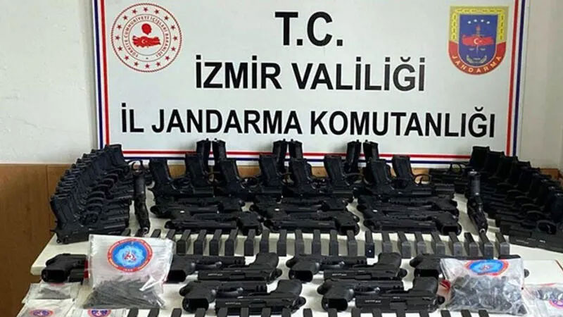 Depoya baskında 64 ruhsatsız tabanca ele geçirildi; 2 gözaltı