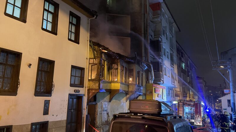 Bursa'da yangın çıkan iki katlı ahşap ev, kullanılamaz hale geldi.