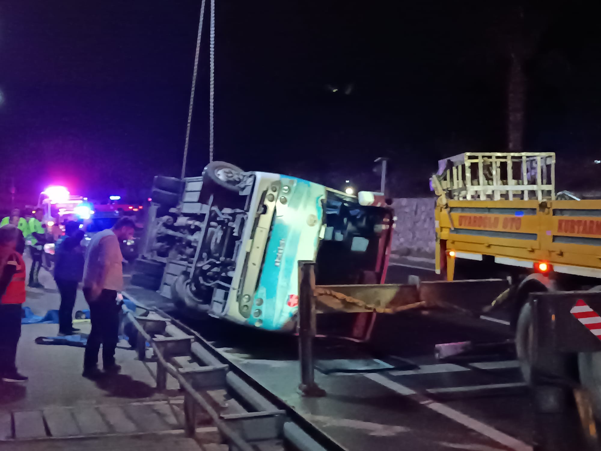 Deplasman dönüşü kaza: 15 yaralı Deplasman dönüşü kaza: 15 yaralı