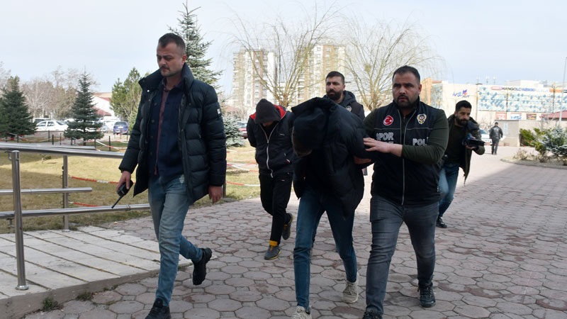 Sivasspor-Fiorentina maçında sahaya inen 2 taraftar tutuklandı Demir Grup Sivasspor ile İtalya temsilcisi Fiorentina arasında oynanan UEFA