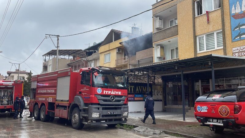 Bursa'da bir binanın çatısında çıkan yangın, itfaiye ekiplerinin müdahalesiyle söndürüldü.