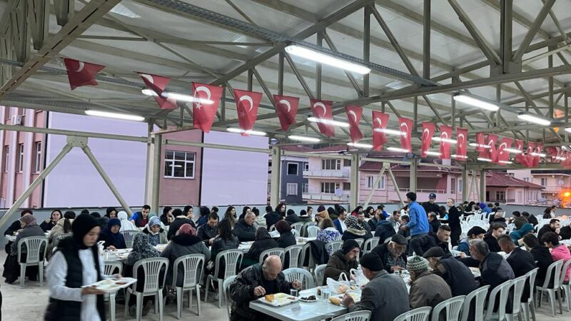 Bursa'nın Harmancık ilçesinde belediye tarafından düğün salonunun açık alanında iftar