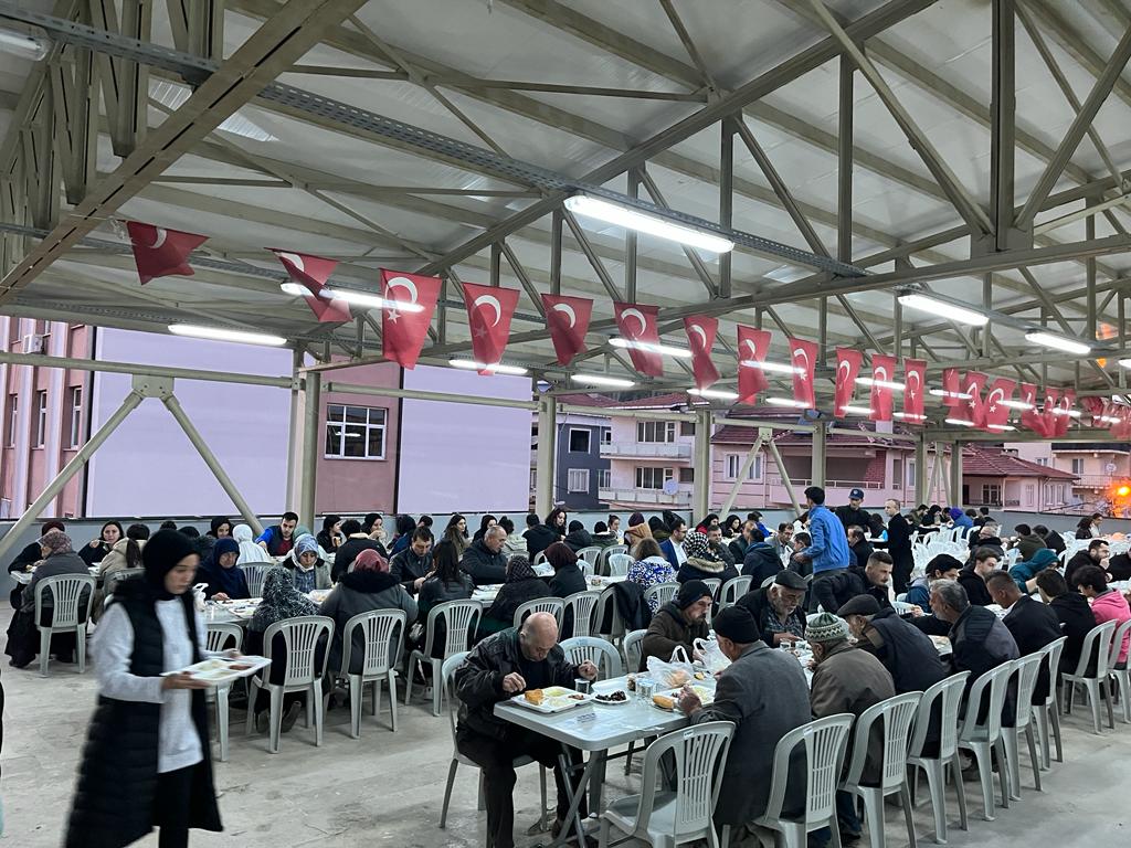 Harmancık Belediyesi düğün salonunda her akşam iftar veriyor
