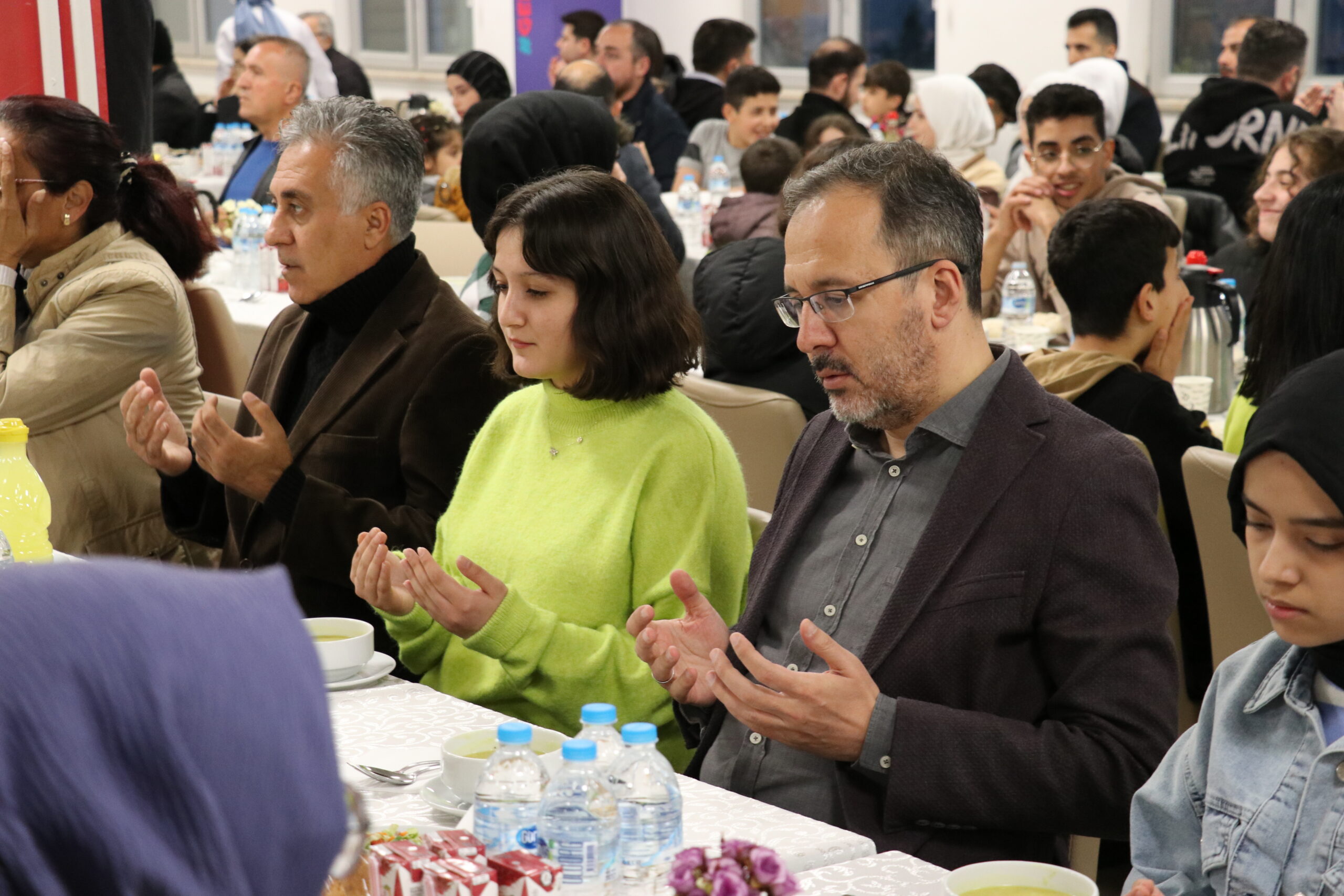 Bakan Kasapoğlu, Bursa’da depremzedelerle bir araya geldi Bakan Kasapoğlu, Bursa’da depremzedelerle bir araya geldi