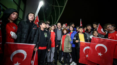 Bakan Kasapoğlu, Bursa’daki milli maçı depremzede çocuklarla izledi