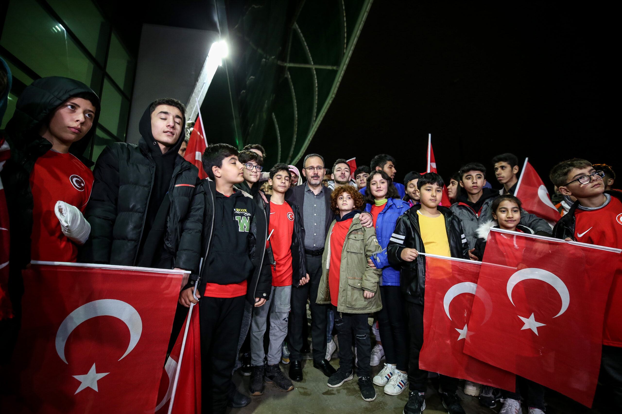 Bakan Kasapoğlu, Bursa’daki milli maçı depremzede çocuklarla izledi Bakan Kasapoğlu, Bursa’daki milli maçı depremzede çocuklarla izledi