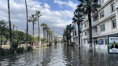 Deniz seviyesi yine yükseldi! Caddeler suya gömüldü