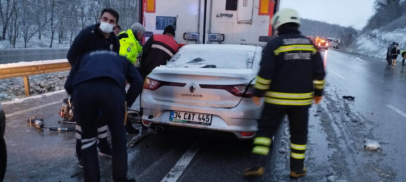 13 araç birbirine girdi: Çok sayıda yaralı var