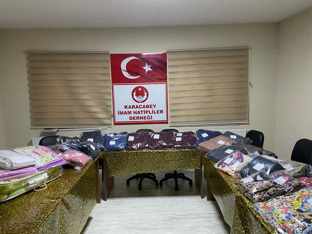 Karacabey’de kadınlar depremzedeler için eşofman ve pijama takımı dikiyor Karacabey’de kadınlar depremzedeler için eşofman ve pijama takımı dikiyor