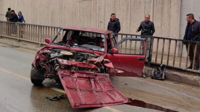 Bursa’da otomobil alt geçide çarptı: 2 yaralı