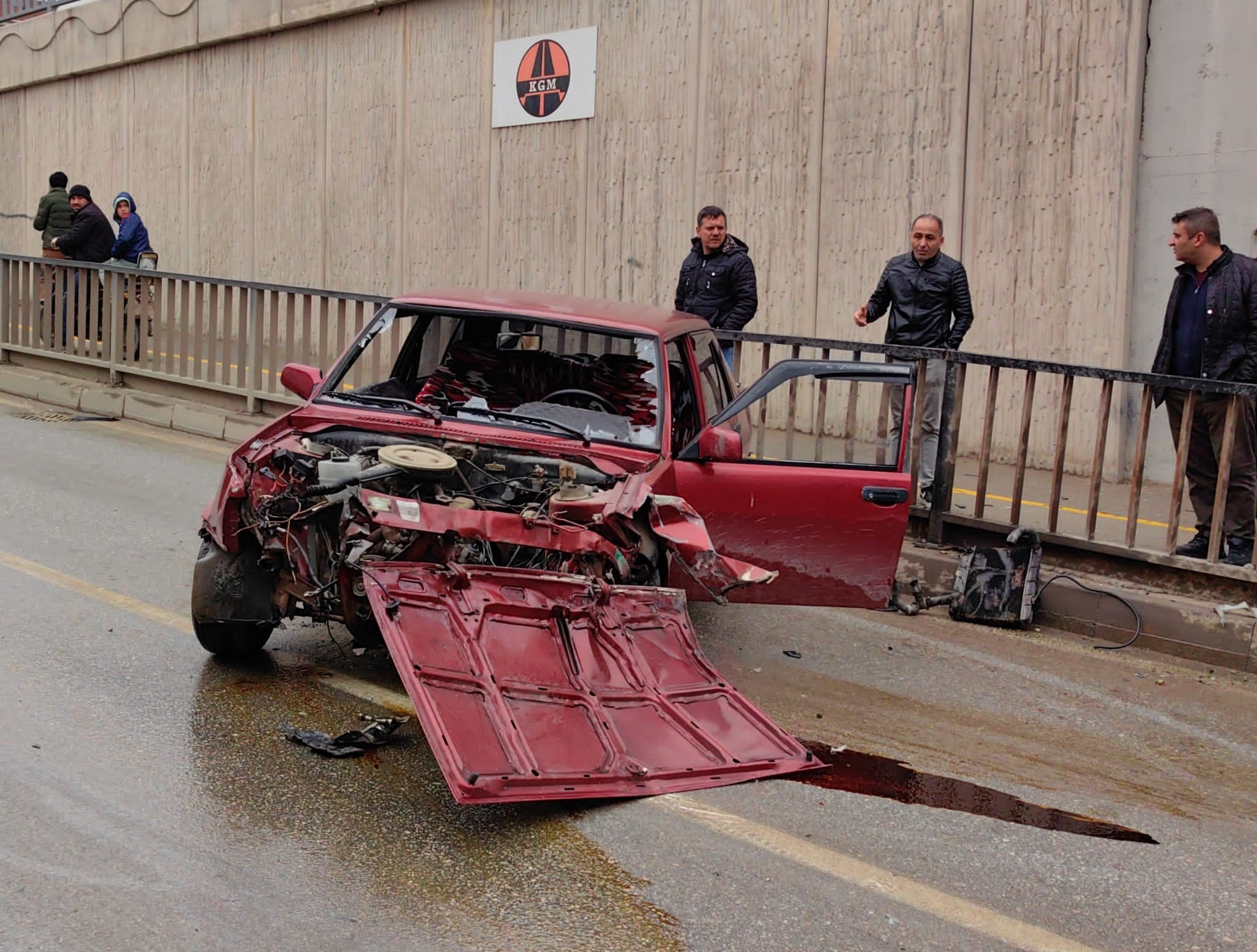 Bursa’da otomobil alt geçide çarptı: 2 yaralı