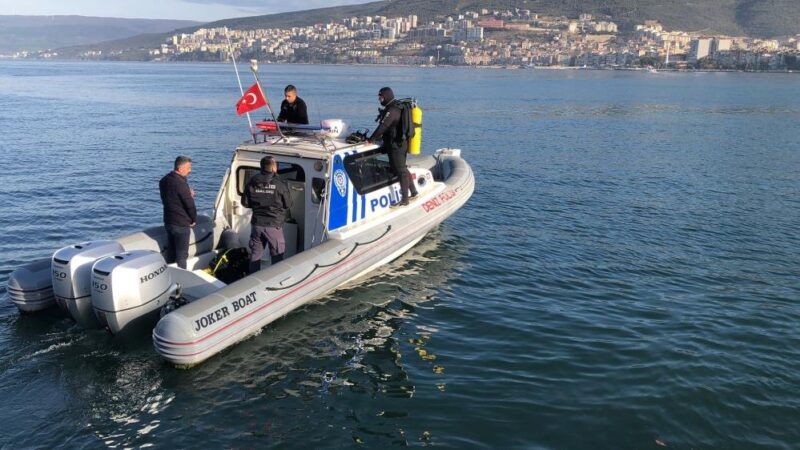 Bursa’da denizde kaybolan kişiyi ararken tabanca ve tüfek bulundu Bursa'nın Gemlik ilçesinde kaybolan şahsı aramak için katılan deniz polisi,
