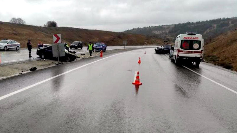 Bursa’da iki otomobilin kafa kafaya çarpıştığı kazada 1 kişi hayatını