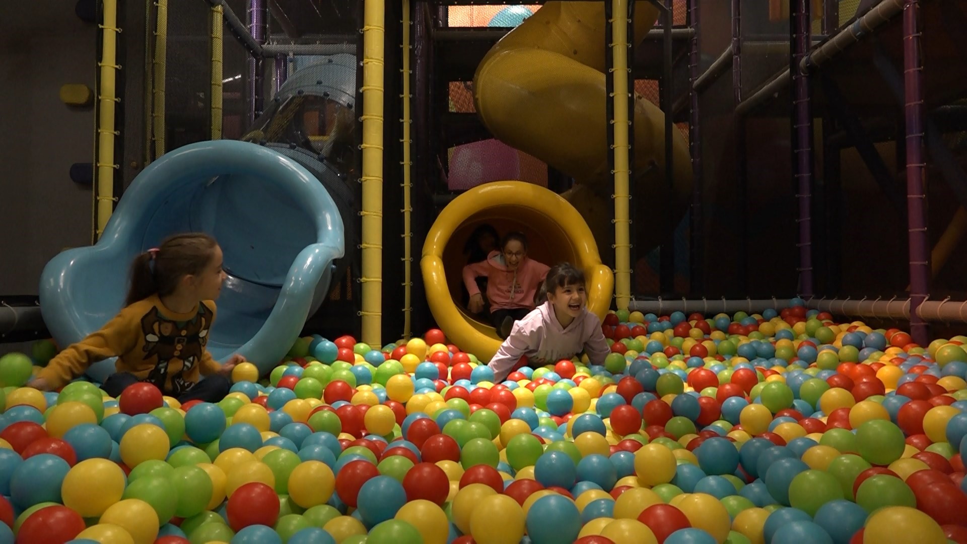 Bursa’da oyun parkına getirilen depremzede çocuklar, gönüllerince eğlendi