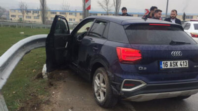 Bursa’da otomobil bariyerlere çarptı
