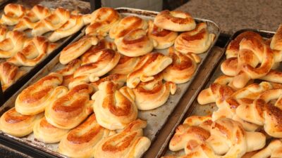 Bursa’da 90 yıllık gelenek…Çocuklar için iftariyelik tabanca ve kılıç poğaça