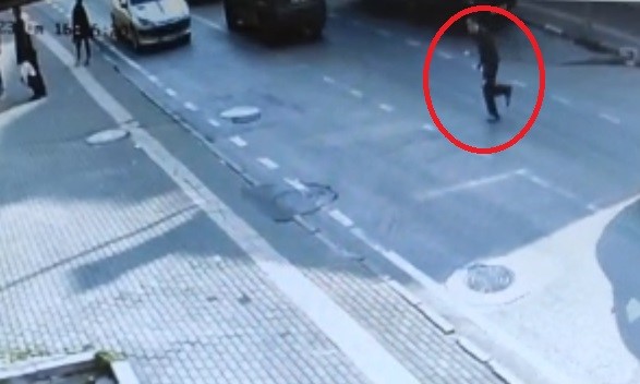 Bursa’da otomobilin çarptığı adam metrelerce savruldu