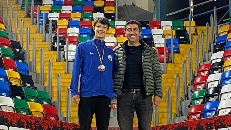 Osmangazi Belediyespor Atletizm Takımı sporcularından Tuğra Alp, İstanbul’da düzenlenen Türkiye