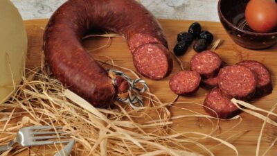 İstanbul’daki denetimlerde ortaya çıktı! Vatandaşa sucuk diye ot yediriyorlarmış