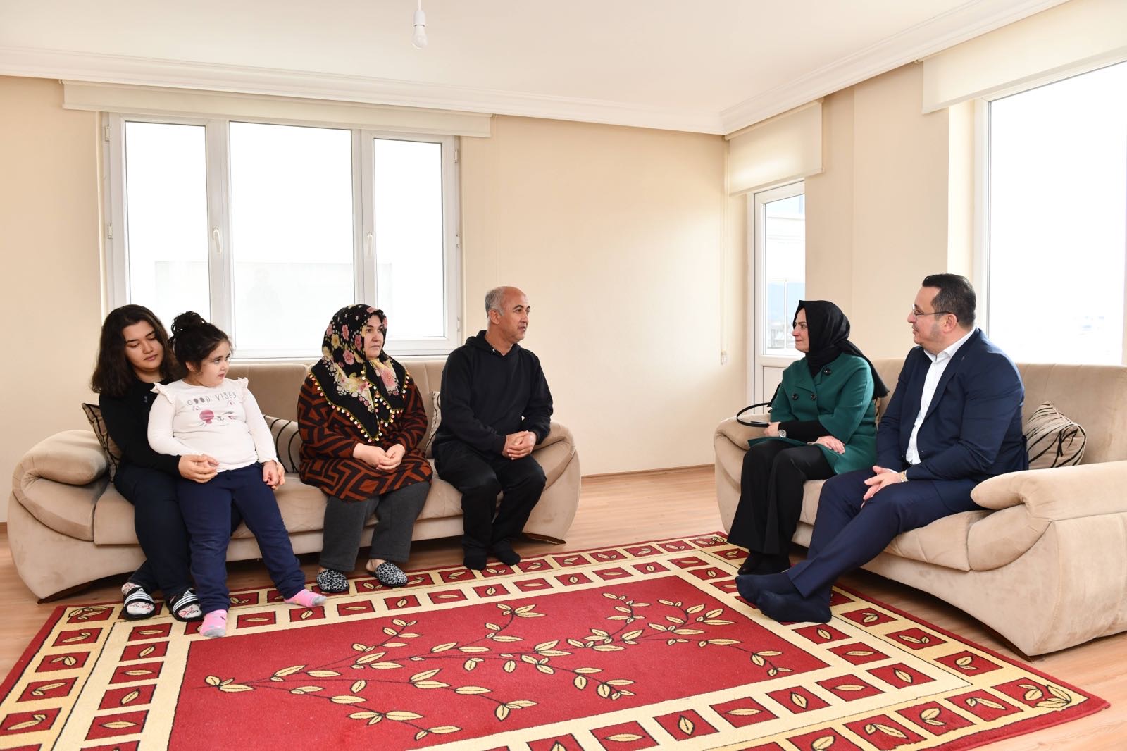 Depremzede kadınlara 8 Mart’ta moral ziyareti