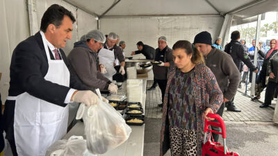 Başkan Dündar, vatandaşlara iftar yemeği dağıttı