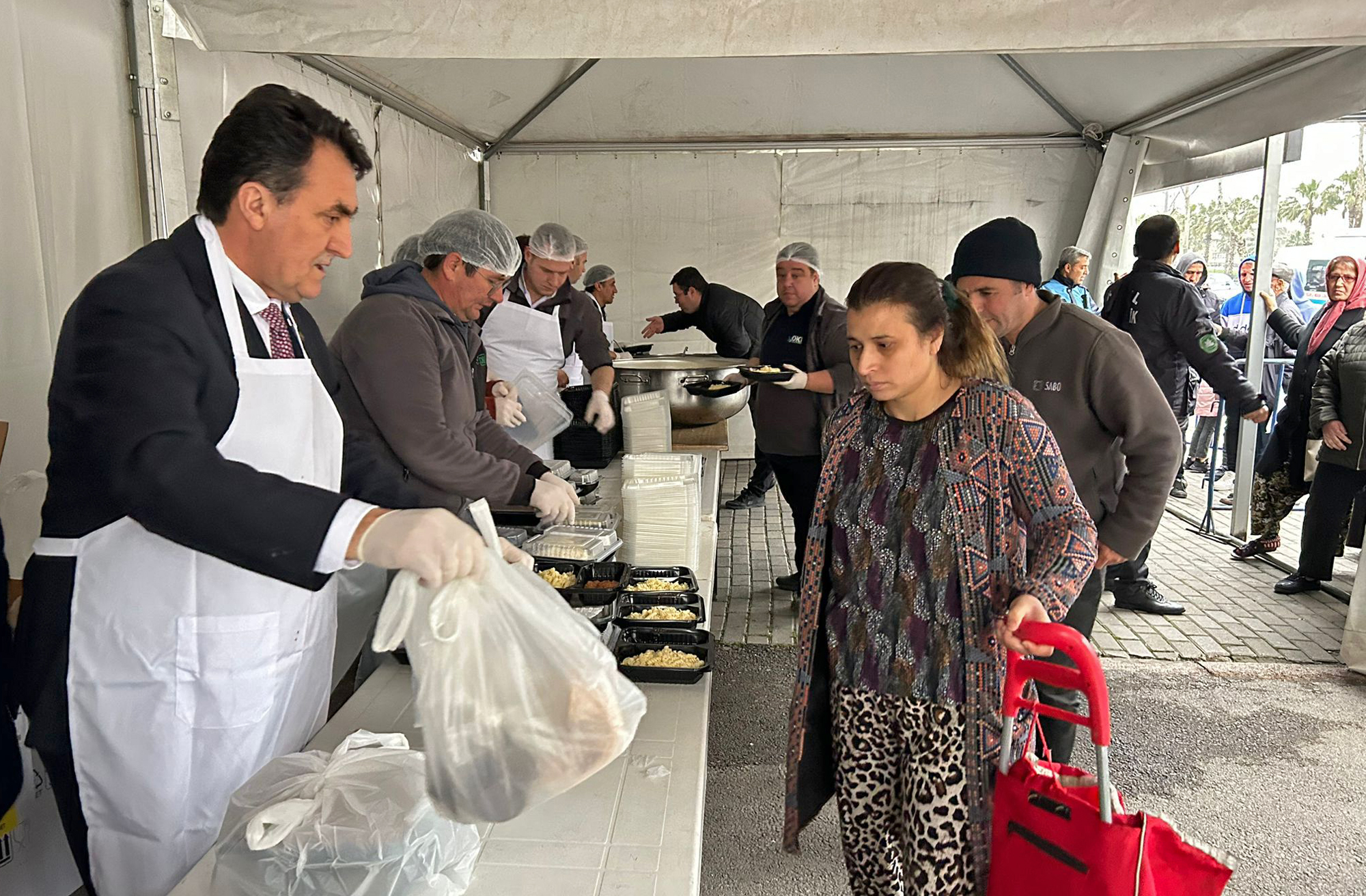 Başkan Dündar, vatandaşlara iftar yemeği dağıttı