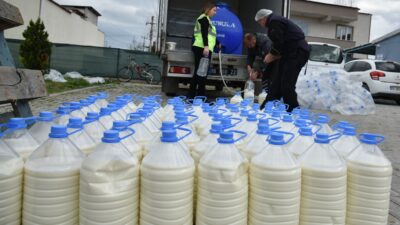 Mustafakemalpaşalı süt üreticilerinden depremzedelere anlamlı destek