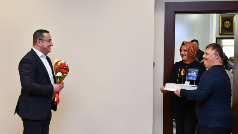 Başkan Kanar’ın doğum günü olduğunu öğrenen özel çocuklar, heyecanlarını Başkan