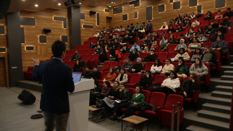 Gürsu’nun girişimci liselileri e- ticaret öğreniyor Gürsu Belediyesi Kollektif Kariyer Merkezi, bünyesindeki Bursa’nın dijital yetkinlik adresi