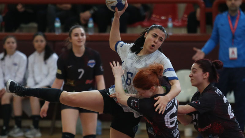 Büyükşehir zirvedeki yerini sağlamlaştırdı Polatlı Belediyespor’u mağlup eden Bursa Büyükşehir Belediyespor liderlik koltuğundaki yerini