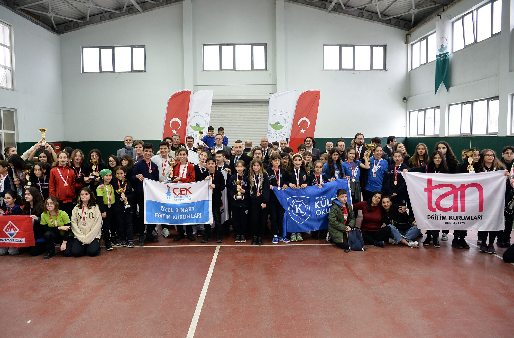 Satranç ustaları kupalarına kavuştu