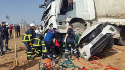 Mardin’de otomobil TIR’ın altına girdi: 2 ölü, 1 yaralı