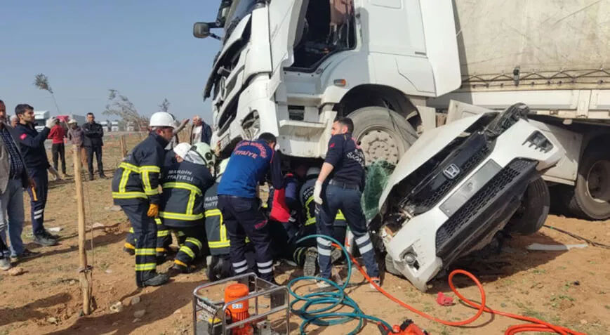 Mardin’de otomobil TIR’ın altına girdi: 2 ölü, 1 yaralı