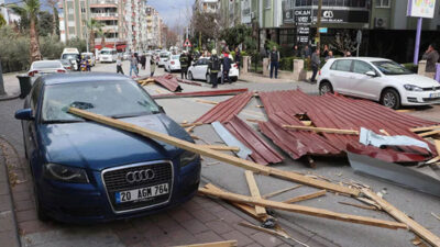 Denizli’yi fırtına vurdu! Çatı uçtu, 6 otomobil hasar gördü