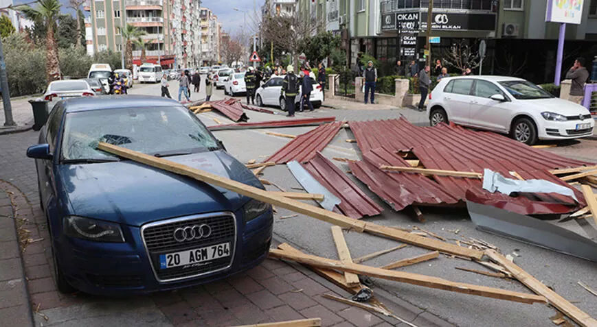 Denizli’yi fırtına vurdu! Çatı uçtu, 6 otomobil hasar gördü