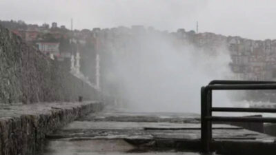 Kuvvetli rüzgar! 7 metreyi aşan dalgalar oluştu