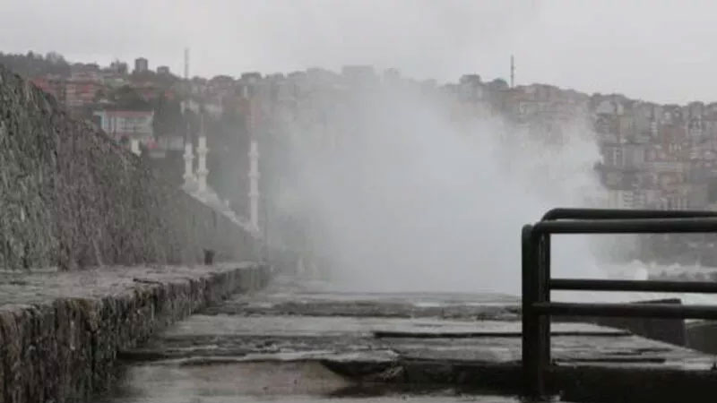 Kuvvetli rüzgar! 7 metreyi aşan dalgalar oluştu Kuvvetli rüzgar! 7 metreyi aşan dalgalar oluştu