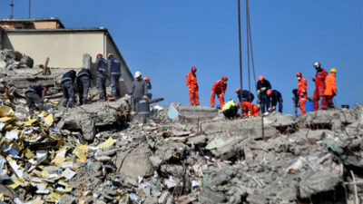 Yıkılan hastanenin müteahhidi ve fenni mesul hakkında yakalama kararı