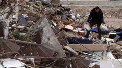 Ebrar Sitesi’nde yitip giden hatıralarını aradılar! ‘Bir fotoğraf albümümüz bile yok’