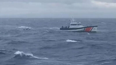 Yarı batık bulunan botta 10 düzensiz göçmen kurtarıldı, 21 kişi aranıyor