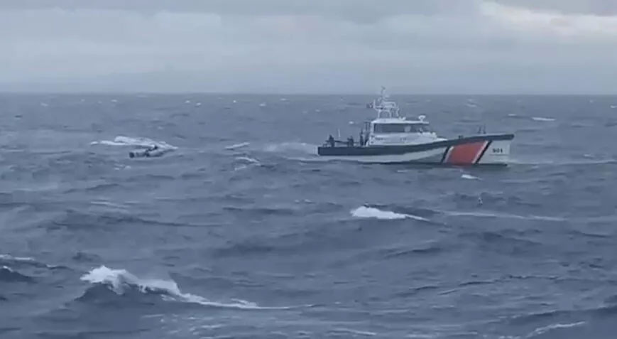 Yarı batık bulunan botta 10 düzensiz göçmen kurtarıldı, 21 kişi aranıyor