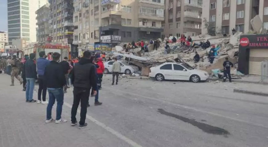 Şanlıurfa’da ağır hasarlı bina çöktü
