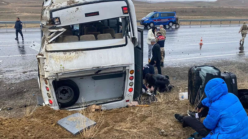 Van’da faciadan dönüldü! Sporcuları taşıyan midibüs devrildi, yaralılar var