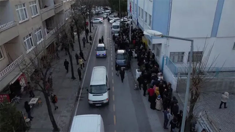 ‘EYT’den sonra iş yükümüz arttı’ diyerek iş bırakma eyleme yaptılar: İkramiyelerimizi istiyoruz